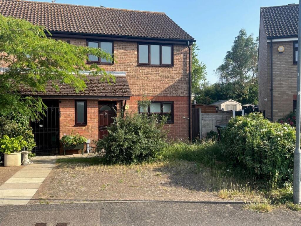 Main image of property: 25 Sandringham Road, Laindon, Basildon, Essex, SS15 5YQ