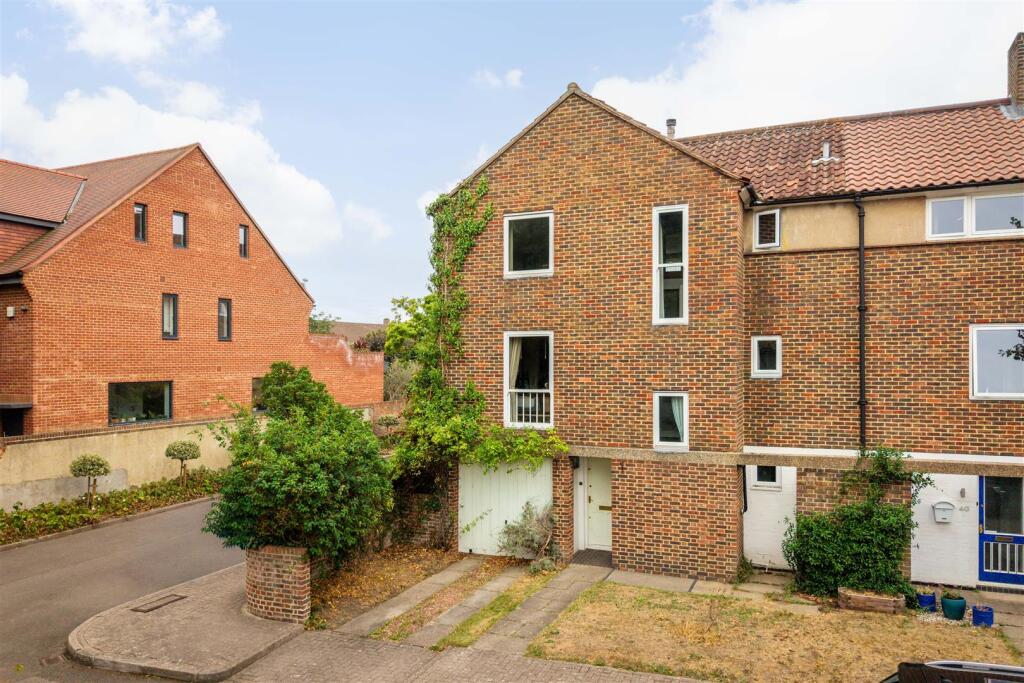 Main image of property: Hartington Road, W4