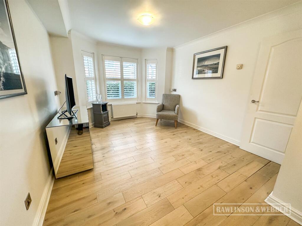 Apartment in Elmbridge, East Molesey, Molesey - View 2