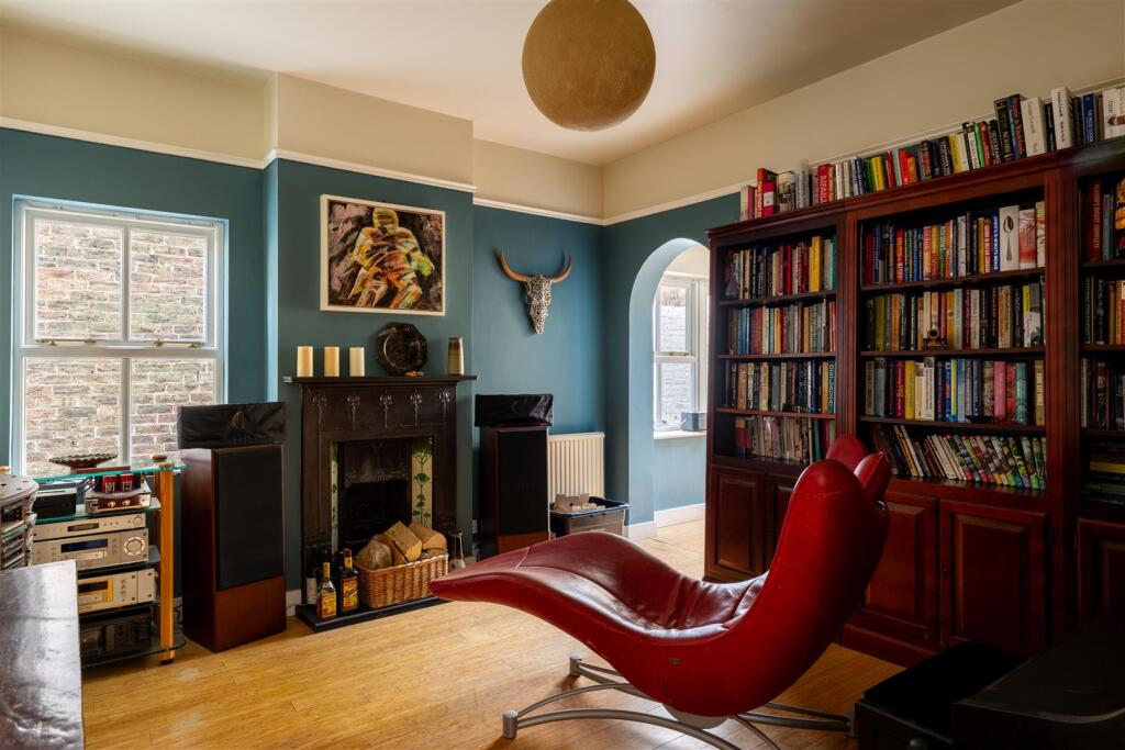 House in Reigate, Meadvale - More