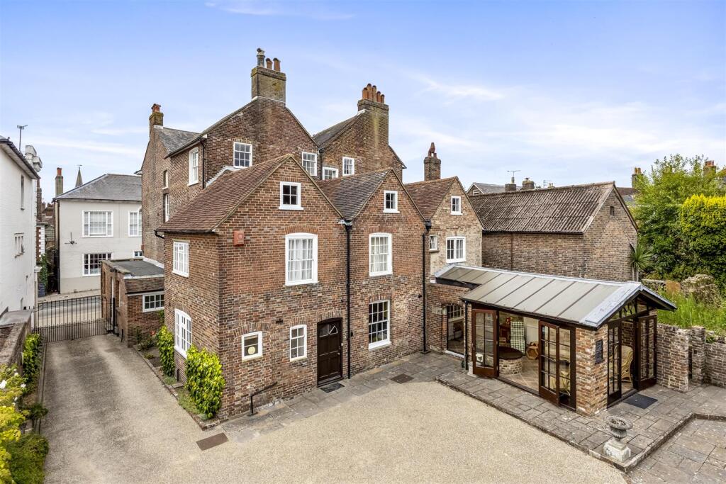 Main image of property: High Street, Uckfield, TN22 1RD