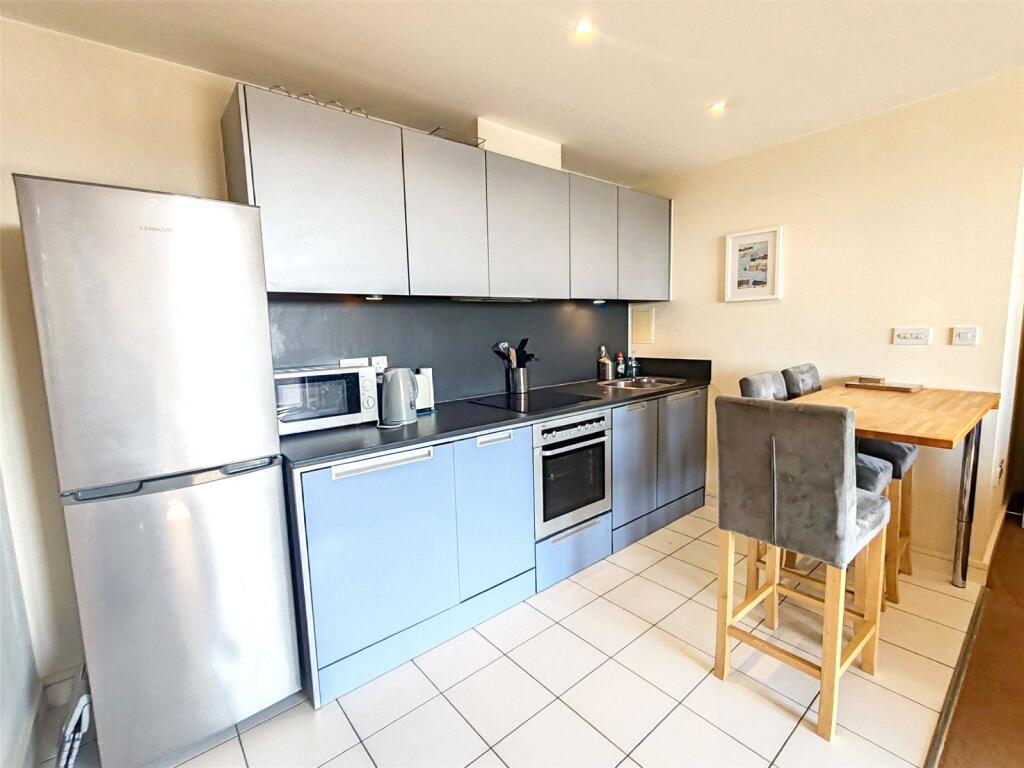 Apartment in Chatham, Luton - View 4