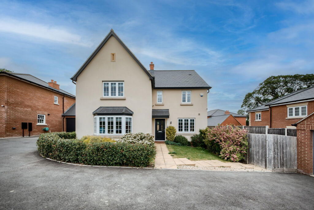 5-bed detached on Roberts Road, Silverstone, NN12 8WF, £635,000