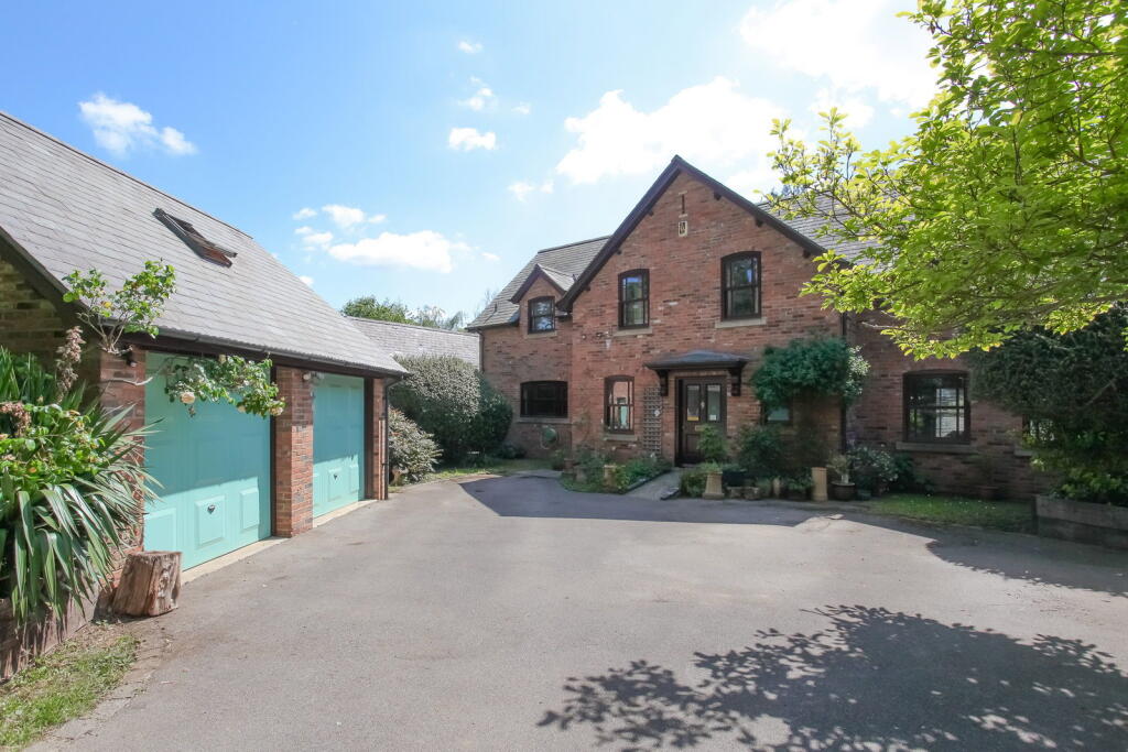 Main image of property: Paxmans Place, Banbury OX16 5EU
