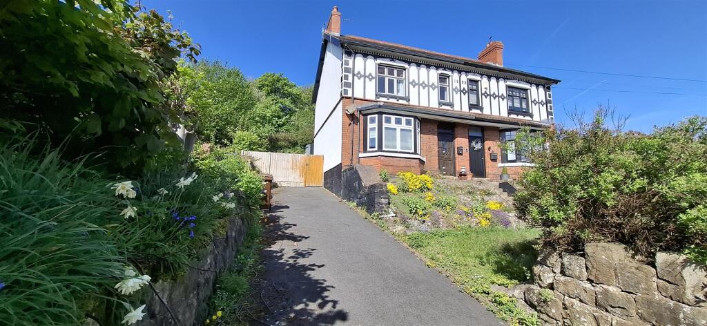 3-bed detached on Hawarden Road, Caergwrle, £295,000