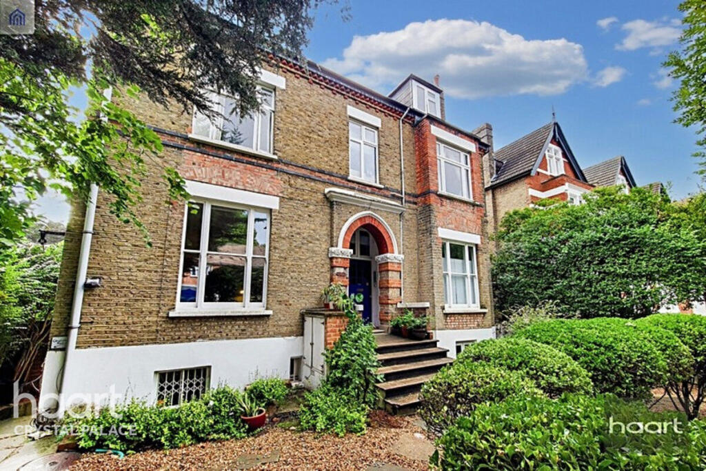 2-bed flat on Anerley Park, LONDON, £375,000