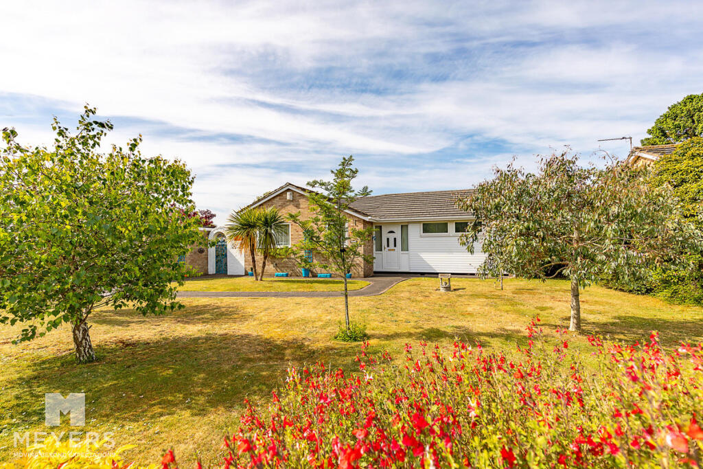 3 bedroom detached bungalow for sale in Glenmoor Road, Ferndown, BH22 8 ...