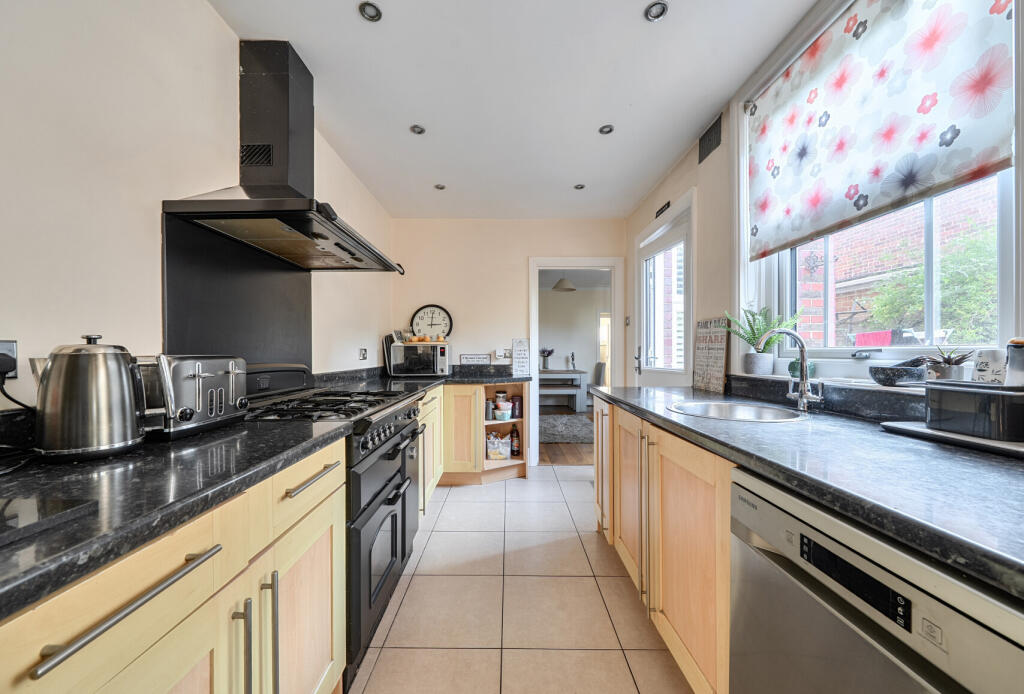 Lumley Road, Horley, Surrey, RH6 photo 4