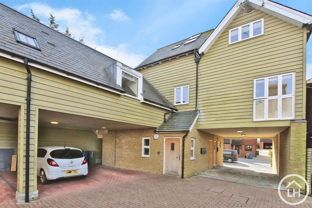 Main image of property: London Road, Teynham, Sittingbourne