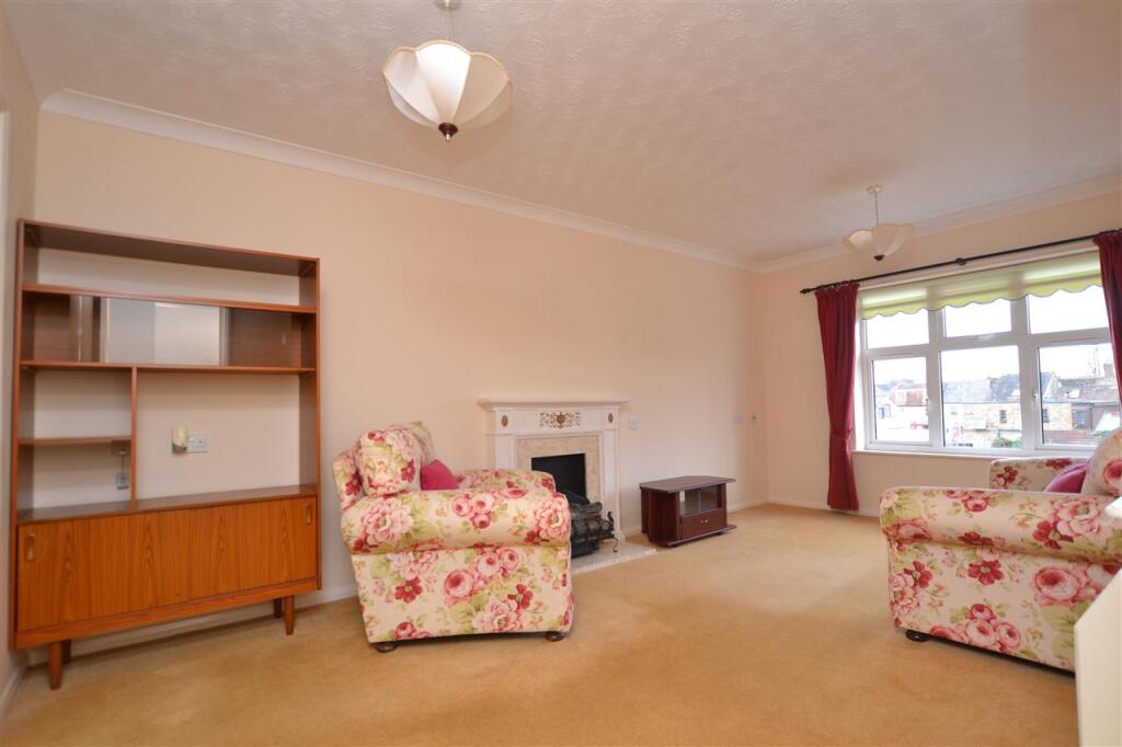 Macmillan Court, CM2 photo 3