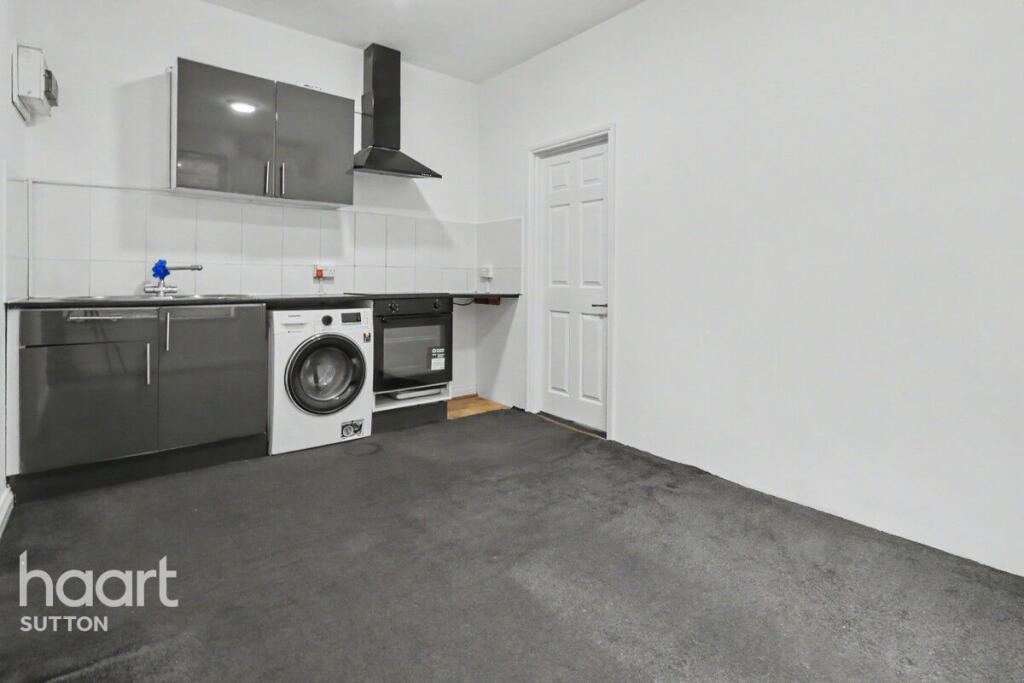 The Broadway, SUTTON photo 3