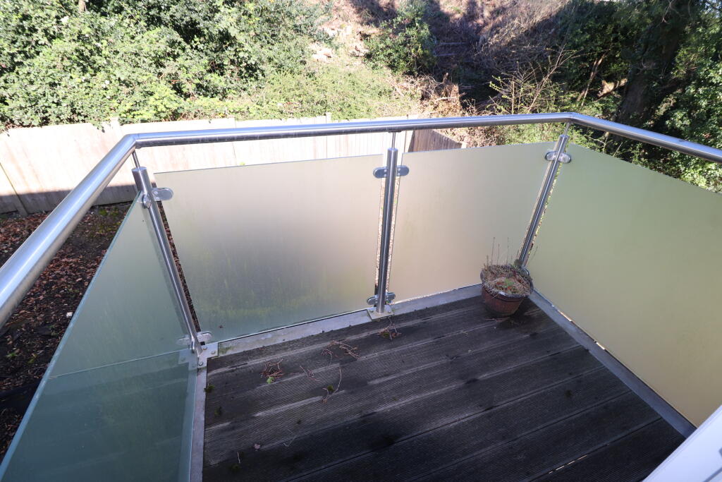 Apartment in Brentwood, Hutton Mount - View 5