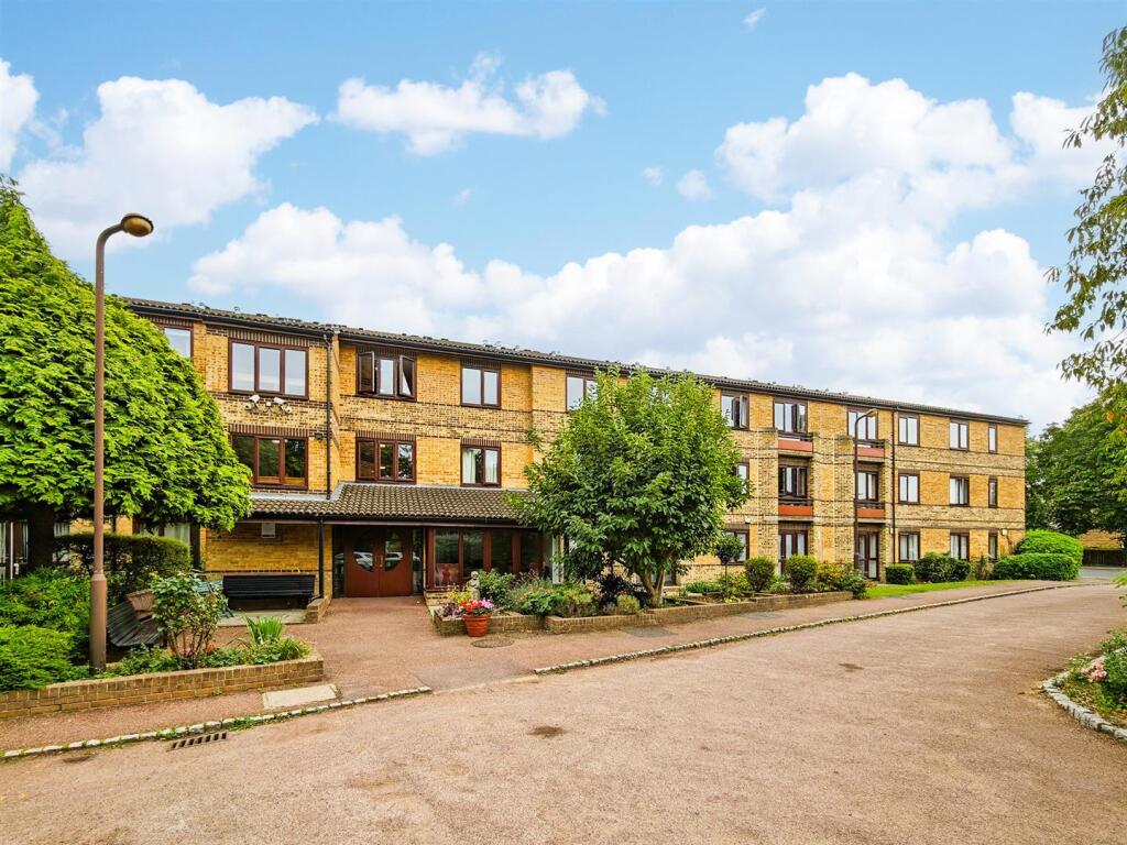 1-bed house on Oak Lodge, Cambridge Road, Wanstead, £100,000