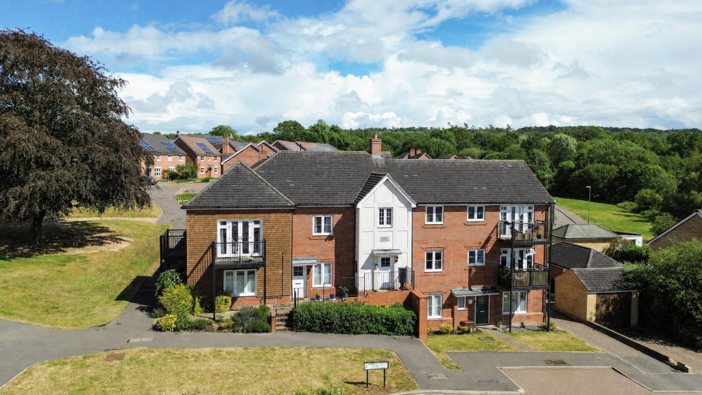 2-bed flat on Allamand Close, Church Crookham, Fleet, £250,000