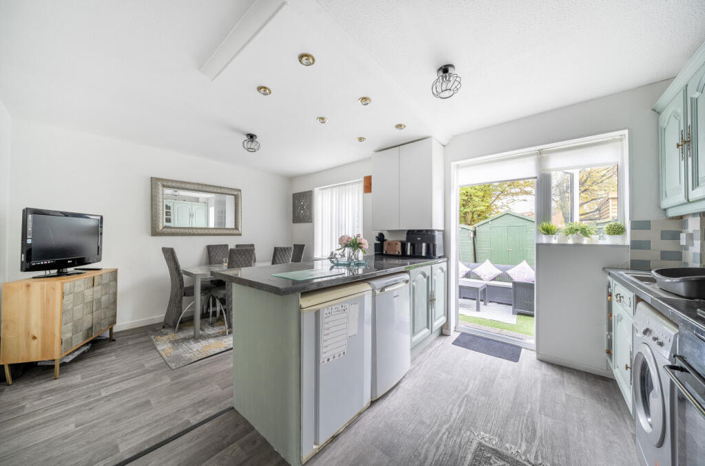 House in Woking, Knaphill - View 3