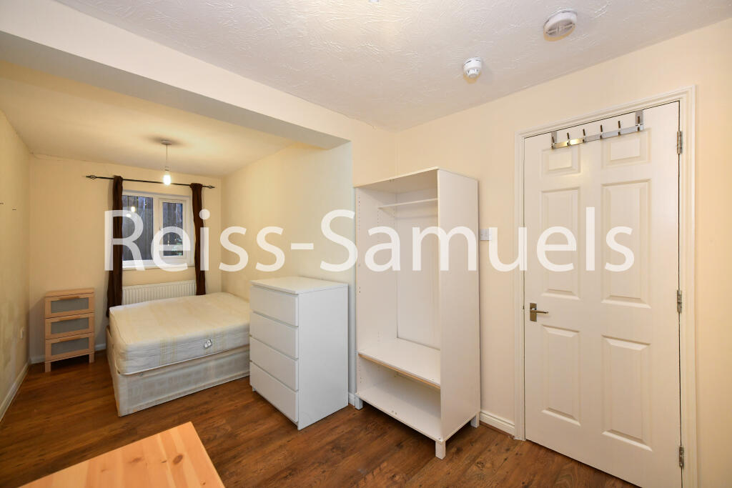 6 bedroom semi-detached house for rent
