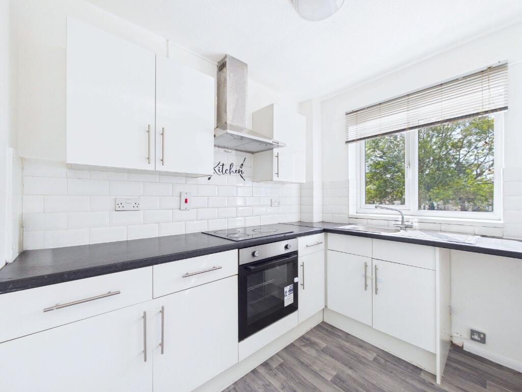 Apartment in Thurrock, Essex - View 2