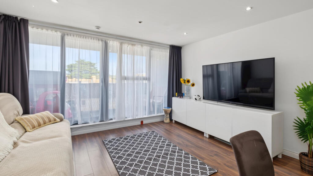 Apartment in Adur, West Sussex - More