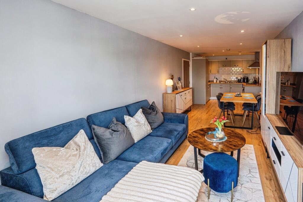 Apartment in Runnymede, Addlestone - More