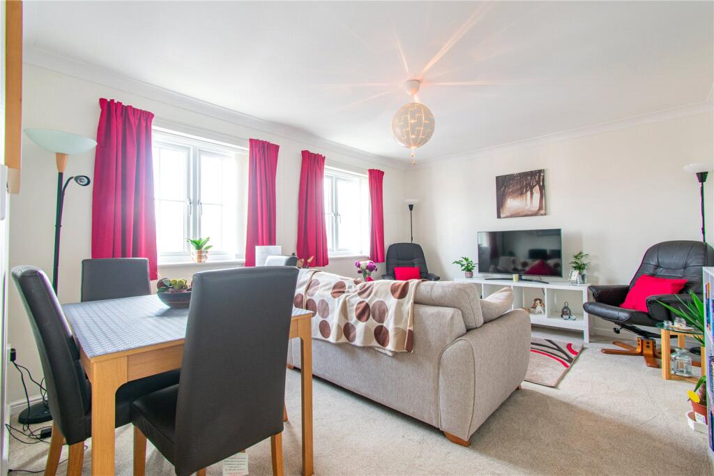 2-bed flat on Battalion Way, Thatcham, RG19, £195,000