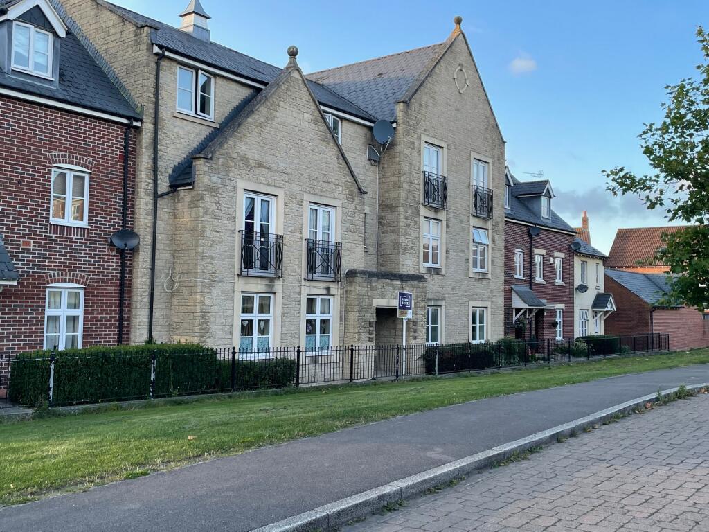 2-bed flat on Pioneer Road, Swindon, Wiltshire, £155,000