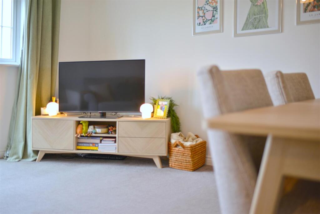 Apartment in Shrewsbury, Greenfields - View 4