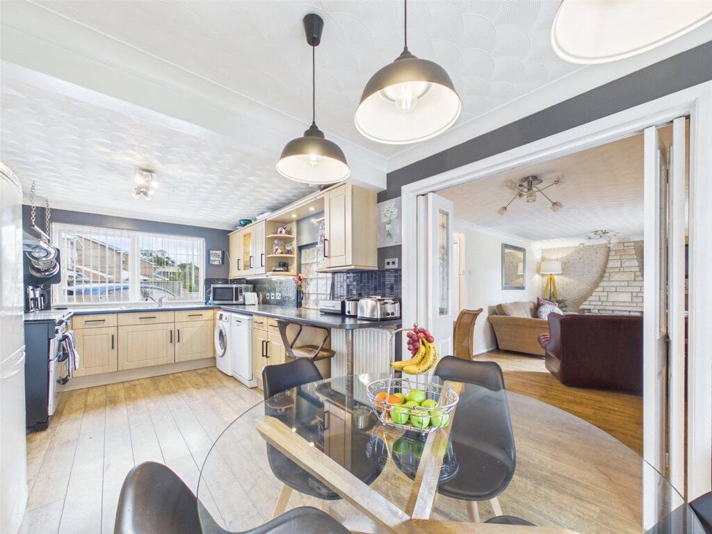 Pear Tree Close, Bransgore, Christchurch, Dorset, BH23 photo 4