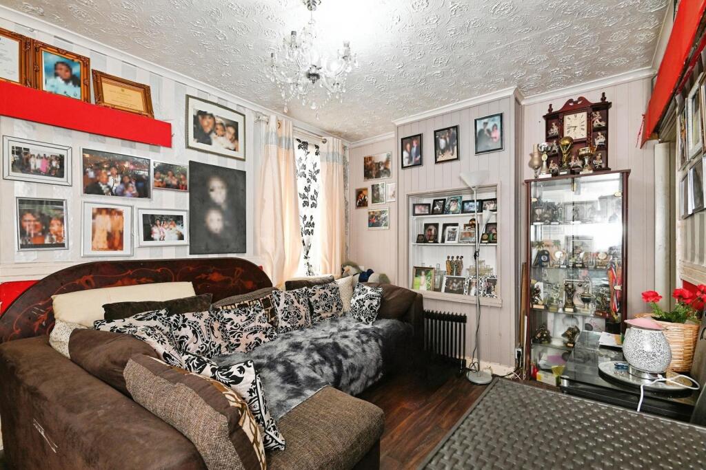 House in Chatham, Medway - More