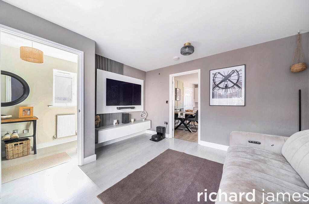 House in Swindon, Woodshaw, Royal Wootton Bassett - More