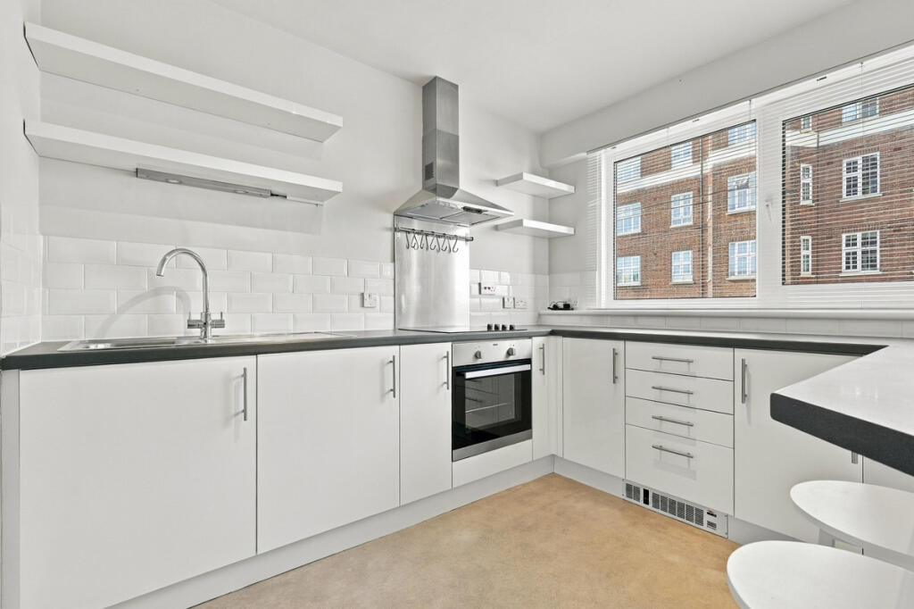 Apartment in Southend-on-Sea, Leigh-on-Sea - View 2