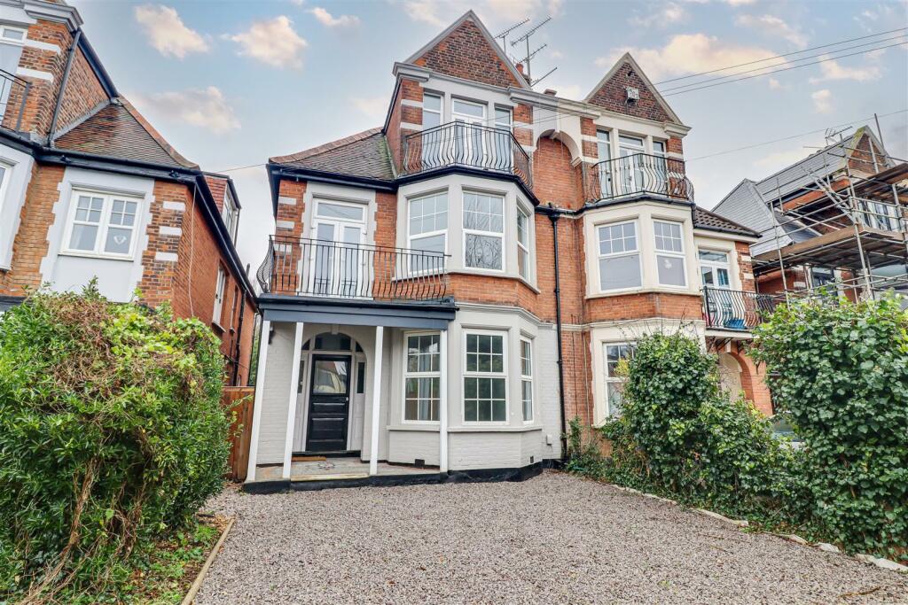 4-bed flat on Crowstone Road, Westcliff-On-Sea, £425,000