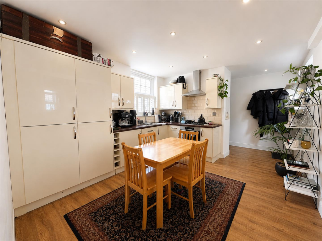 Apartment in Brentwood, Warley - View 4