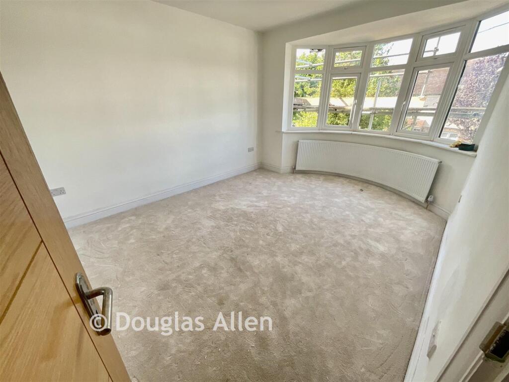House in London, Chingford Mount, Highams Park - More