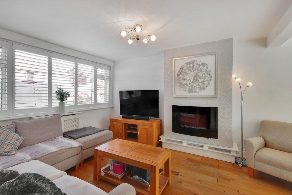 House in Gravesham, Northfleet - More