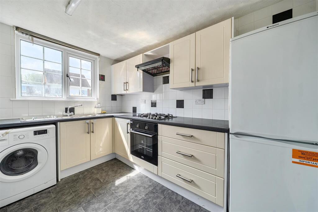 Apartment in Basingstoke and Deane, Lychpit, Riverdene - View 4