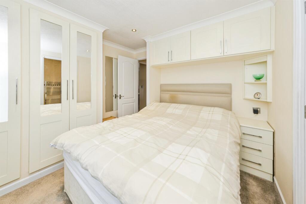 House in Tandridge, Burstow - More