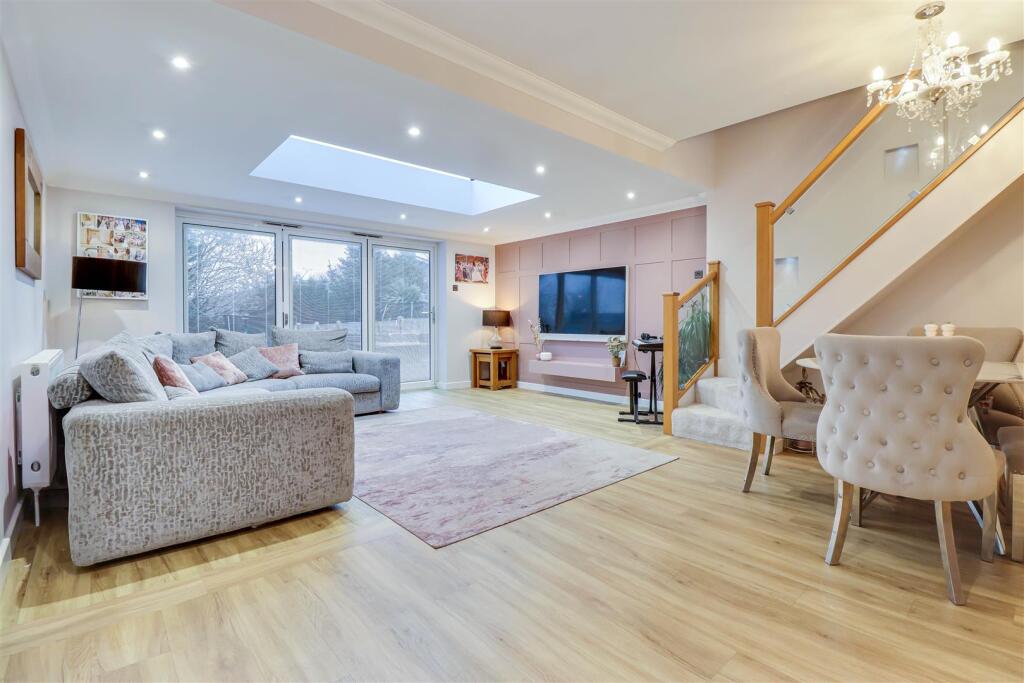 46 Mornington Crescent photo 2