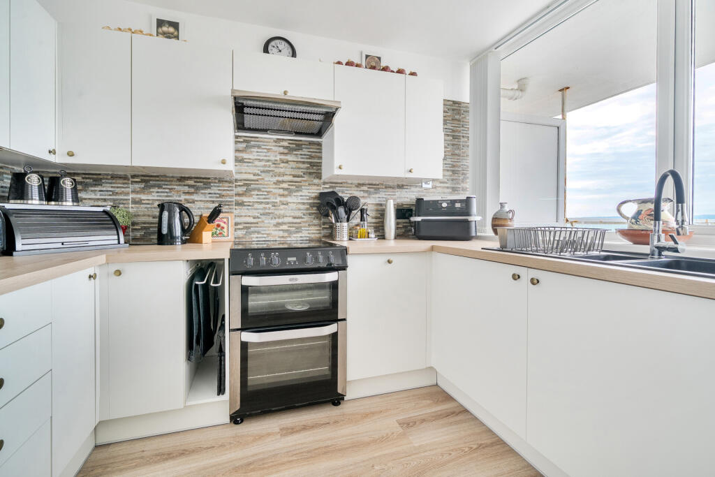 Apartment in Torquay, Torbay - View 4