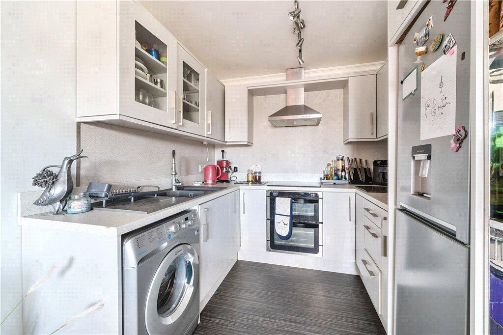 Apartment in Broxbourne, Hertfordshire - View 4