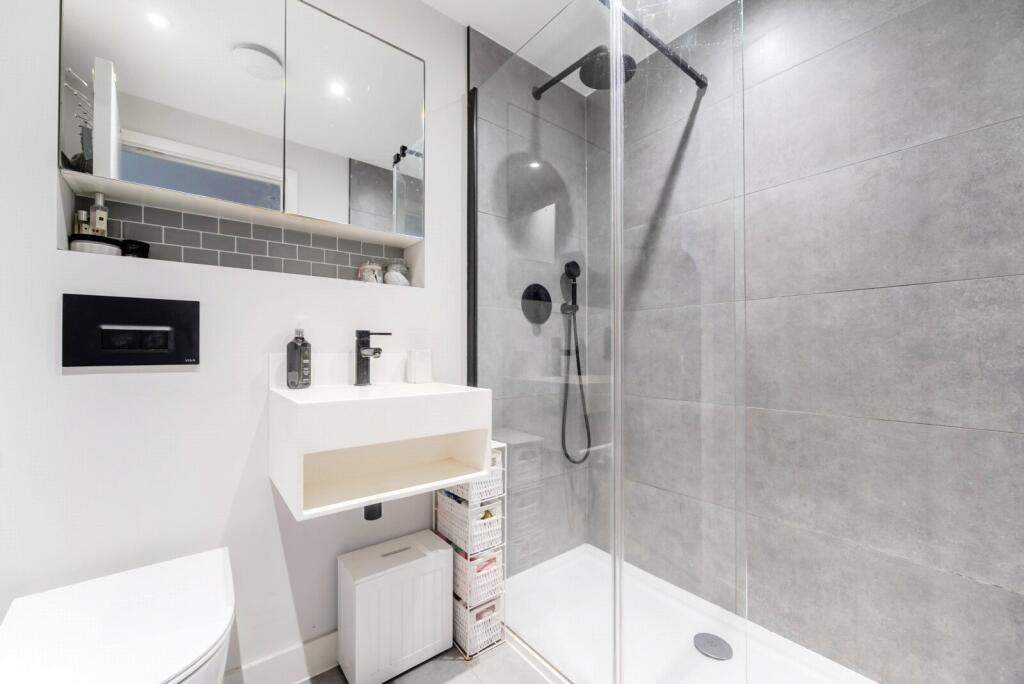 Apartment in Runnymede, Chertsey - View 3
