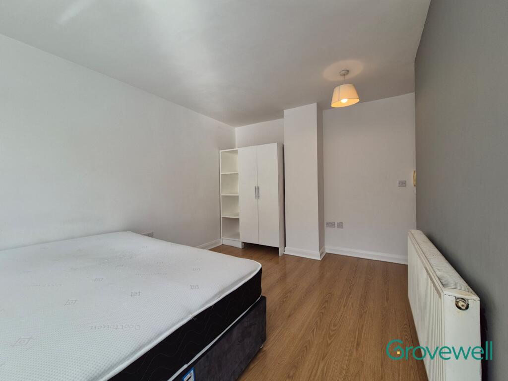 Apartment in Kirklees, Shearing Cross, Hillhouse - View 4