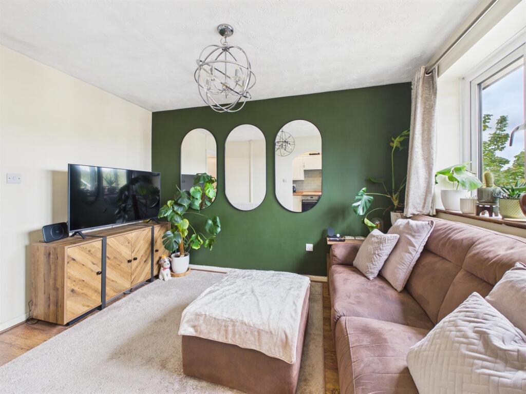 Apartment in Gloucester - View 3