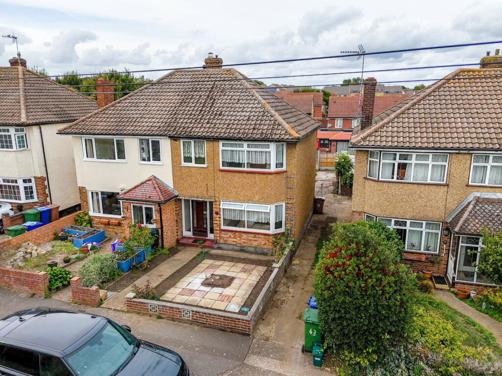 3-bed semi-detached on Hanford Road, Aveley, South Ockendon, RM15 4SS, £375,000