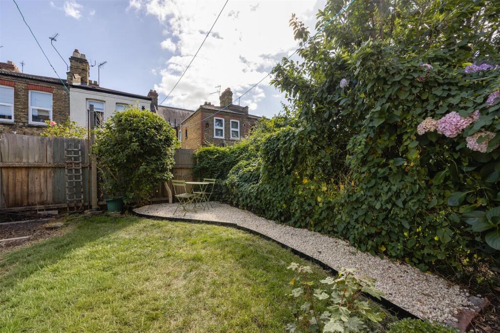 Apartment in London, Leyton - More