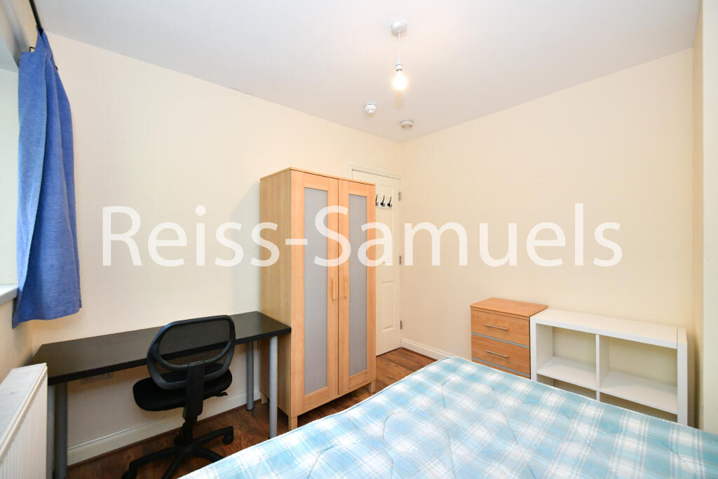 6 bedroom semi-detached house for rent