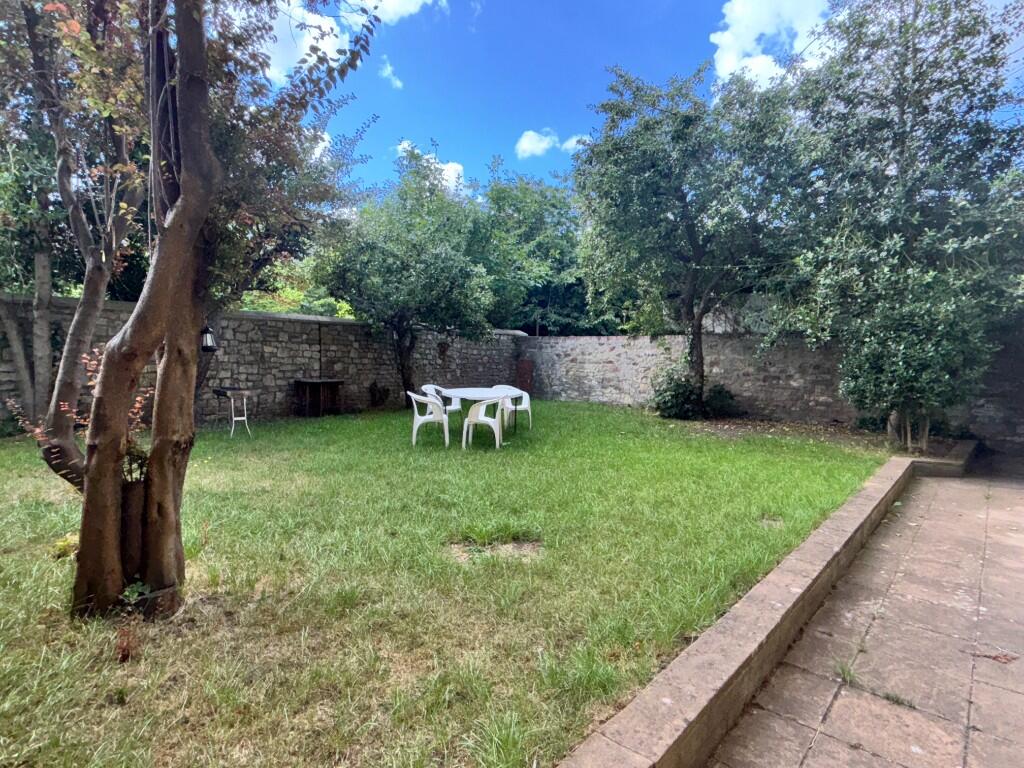 5 bedroom flat for rent