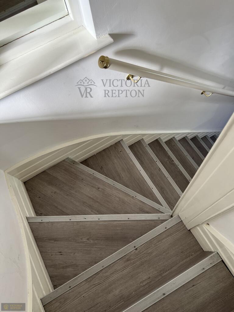6 bedroom semi-detached house for rent