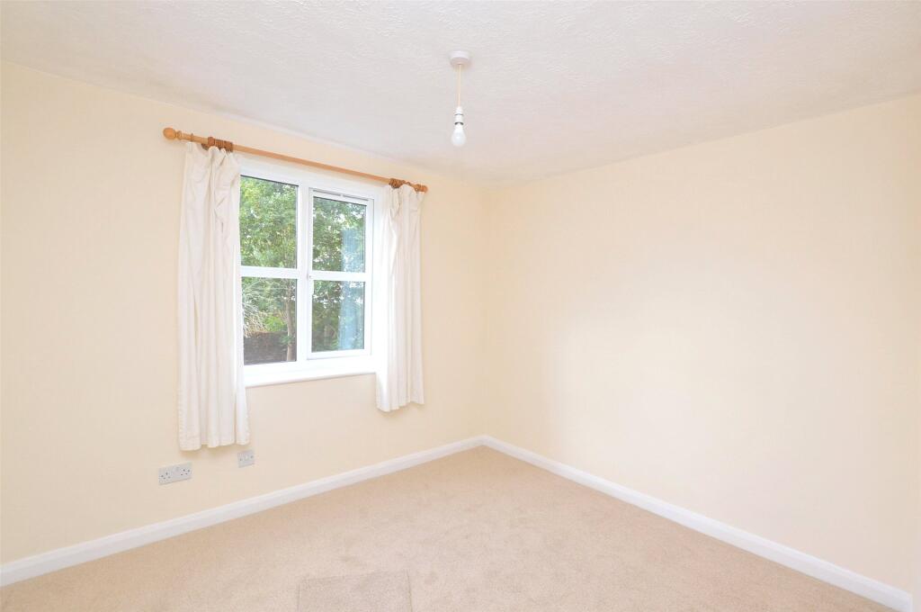 Apartment in Redhill, Earlswood - View 4