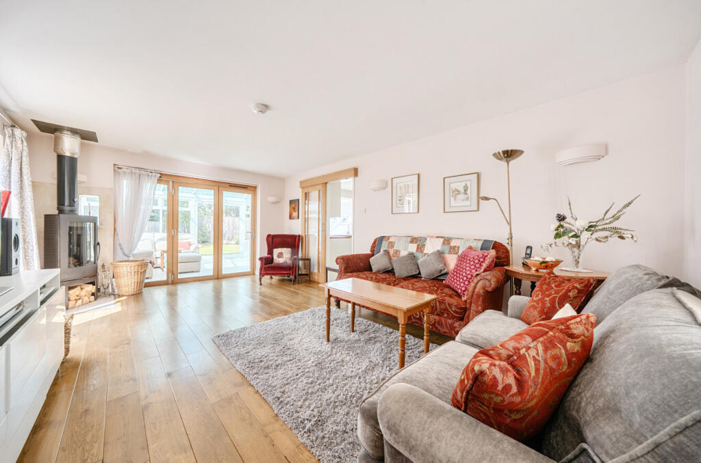 Manor Crescent, Standlake, Witney photo 3