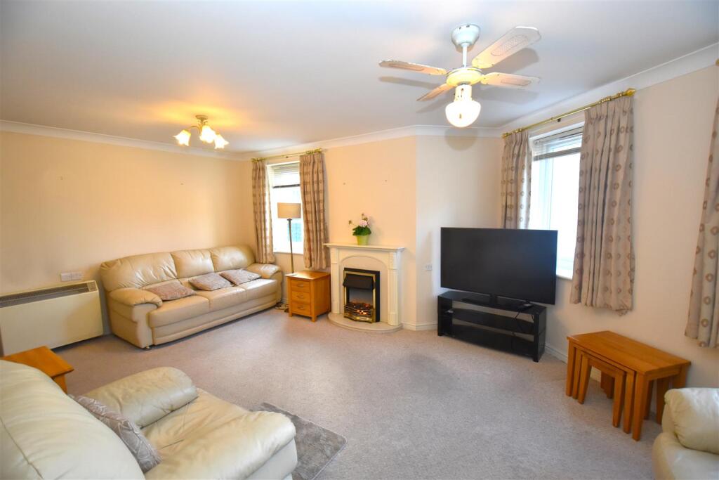 Ormond House, Roche Close, Rochford photo 3